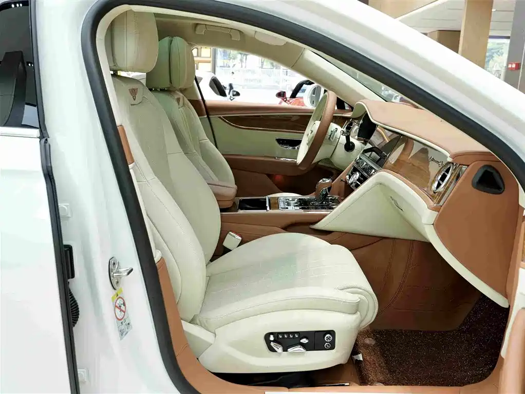 Bentley Flying Spur Plug-In Hybrid 2023 — фото 12