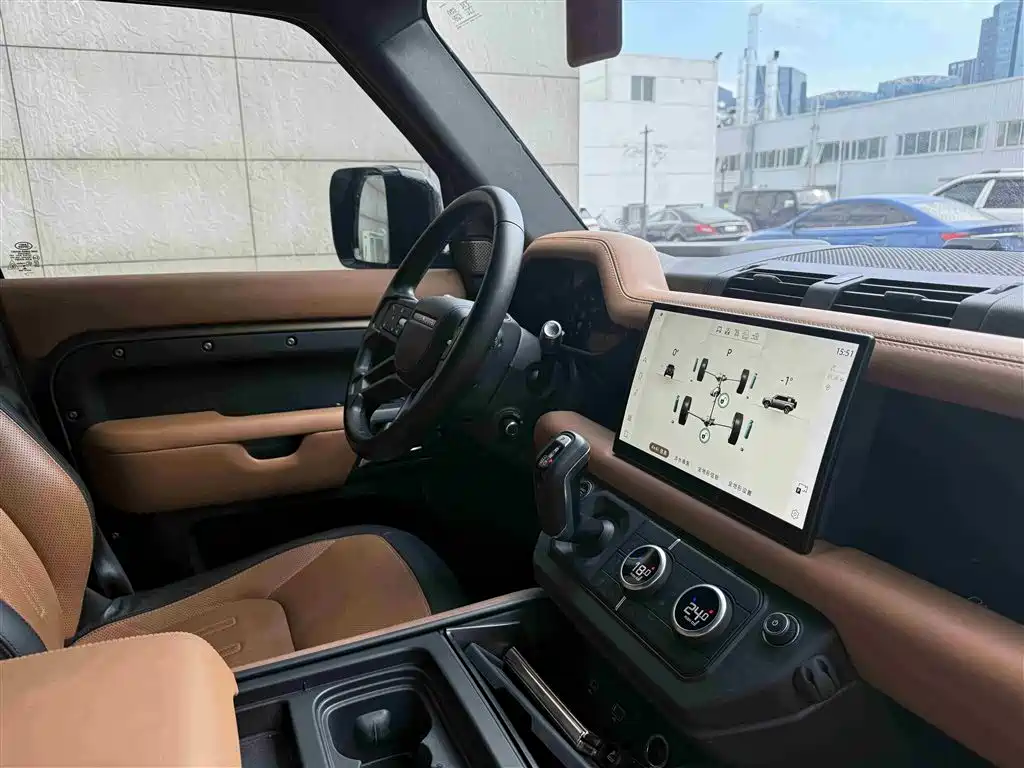 Land Rover Defender 2021 — фото 15