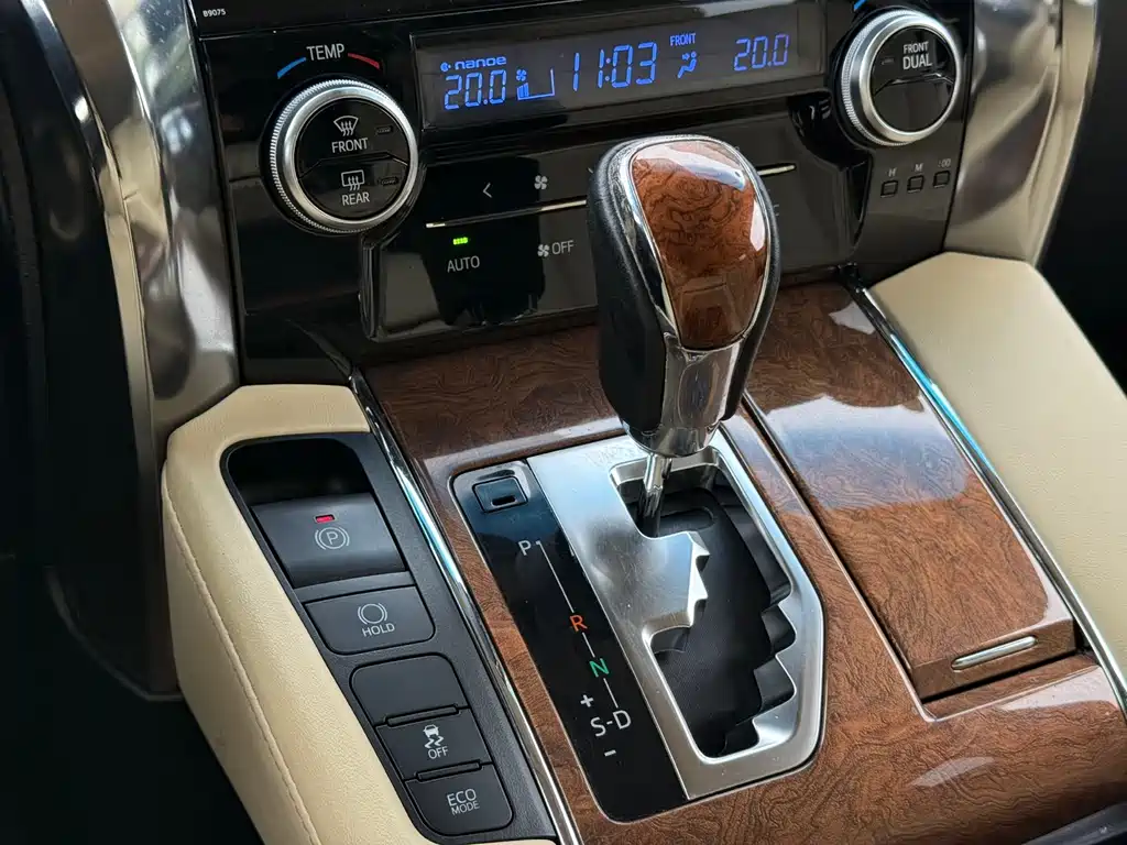 Toyota Alphard 2018 — фото 15