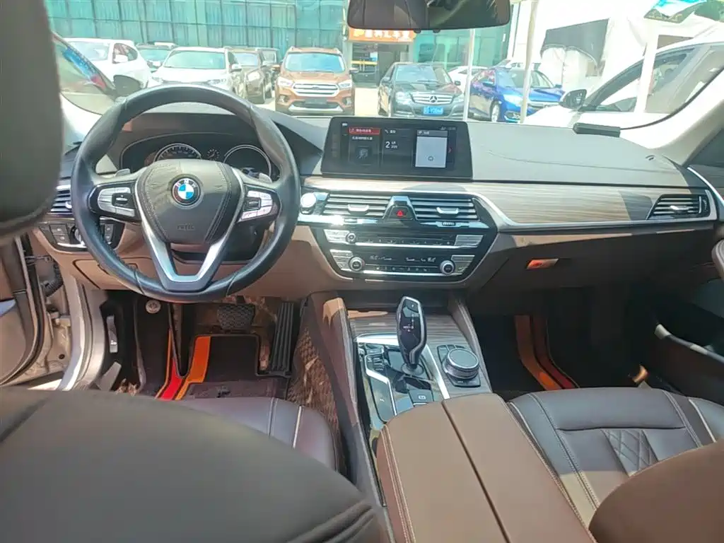 BMW 5 Series 2018 — фото 10