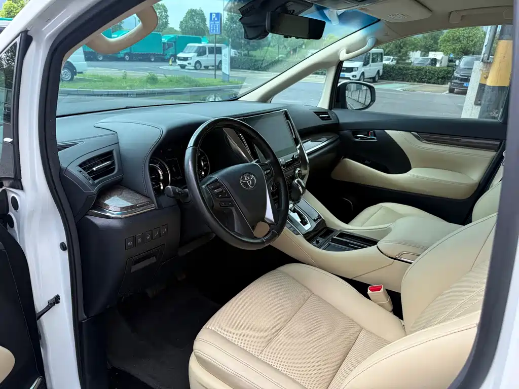 Toyota Alphard 2022 — фото 8