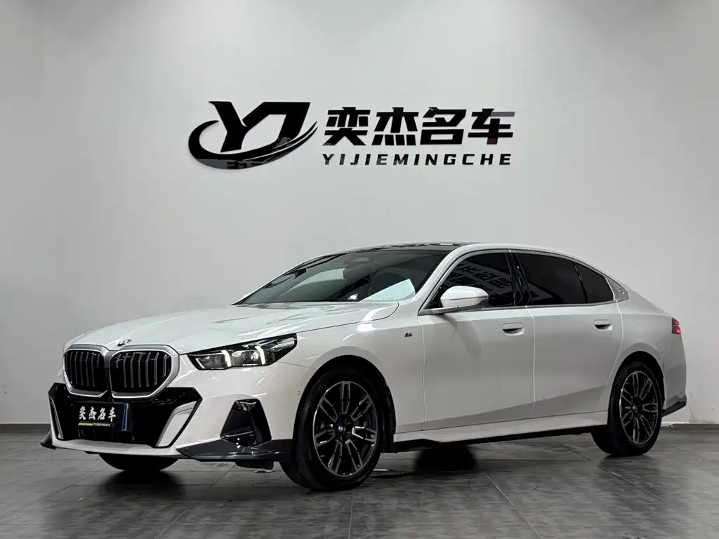 BMW 5 Series 2025 — фото 1