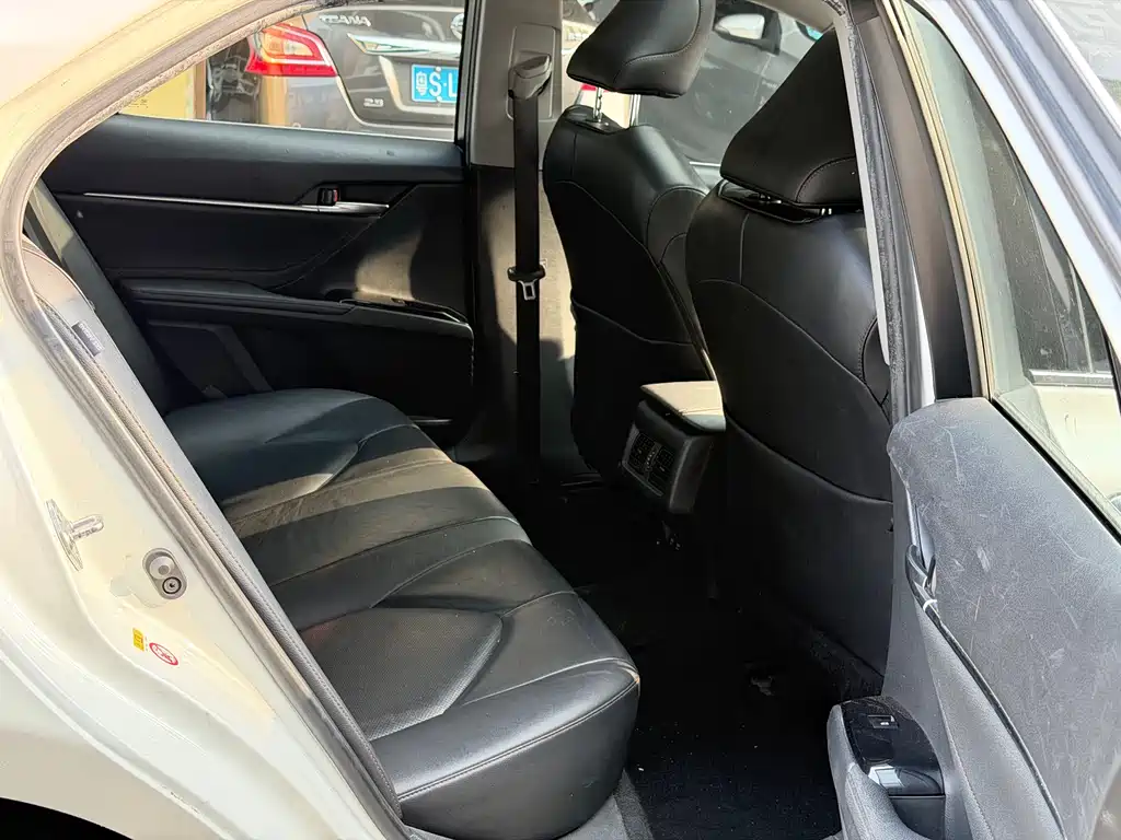 Toyota Camry 2018 — фото 10
