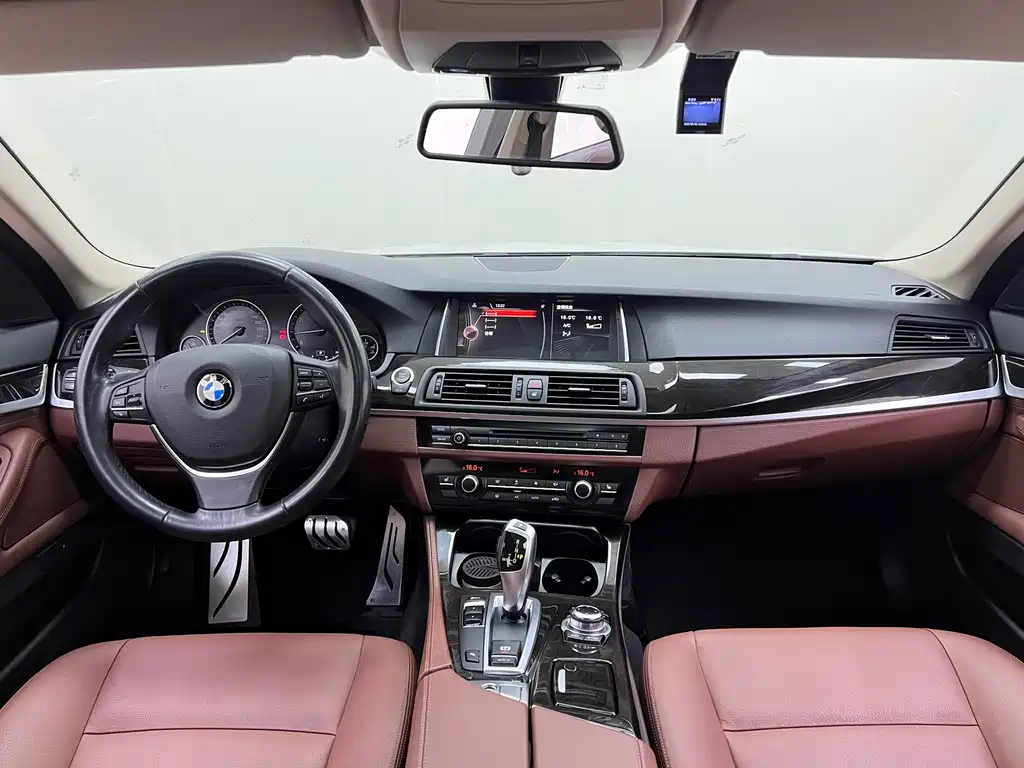 BMW 5 Series 2017 — фото 22