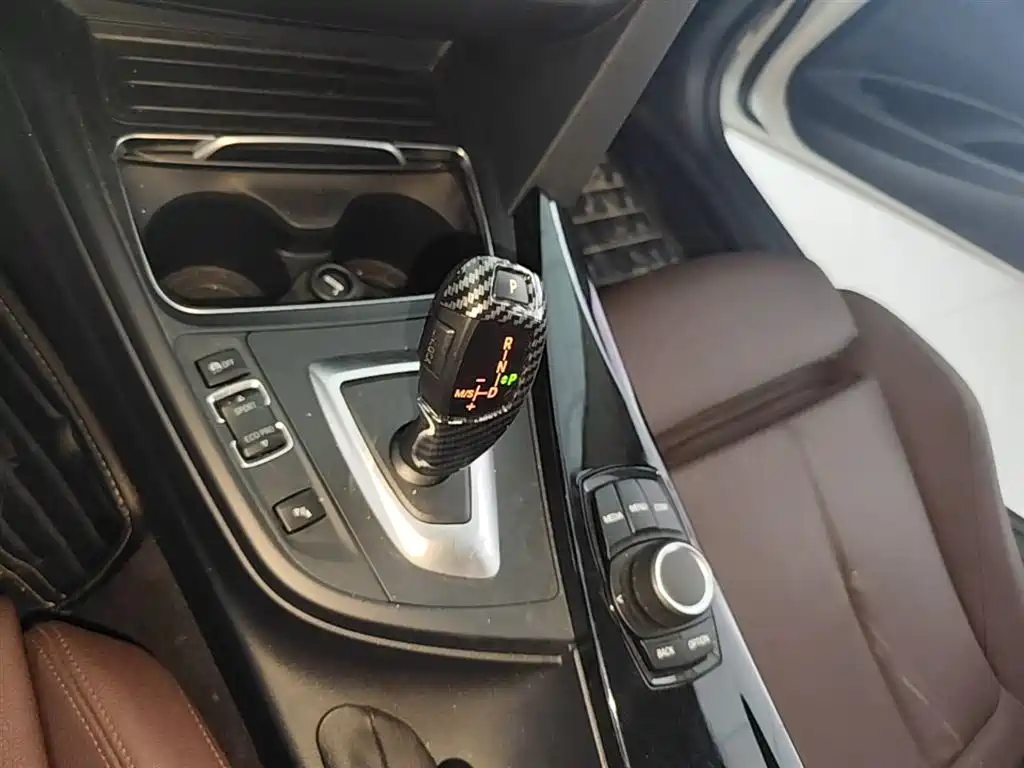 BMW 3 Series 2017 — фото 14