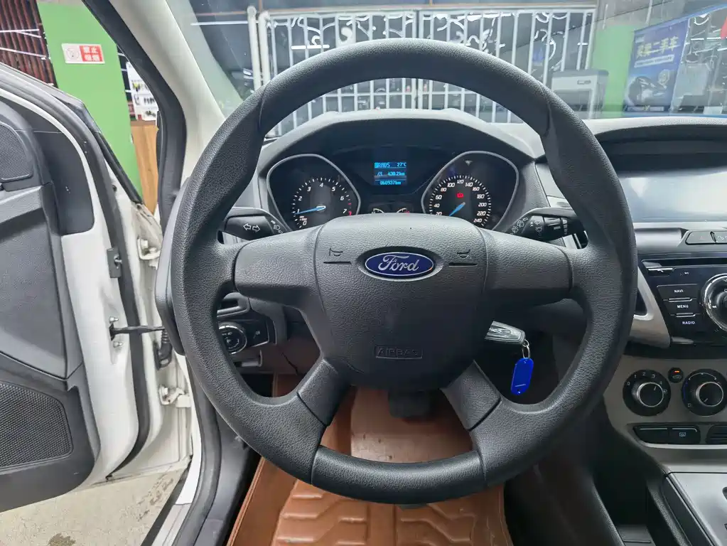 Ford Focus 2014 — фото 10