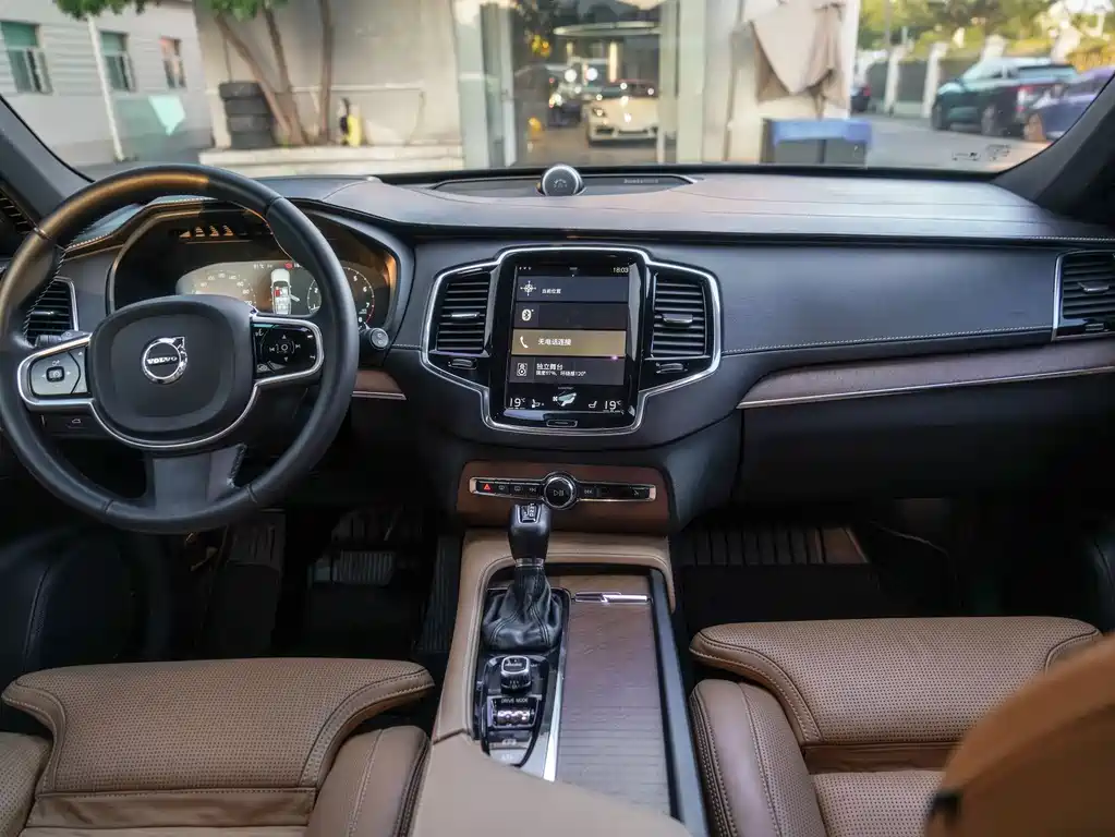 Volvo XC90 2017 — фото 10