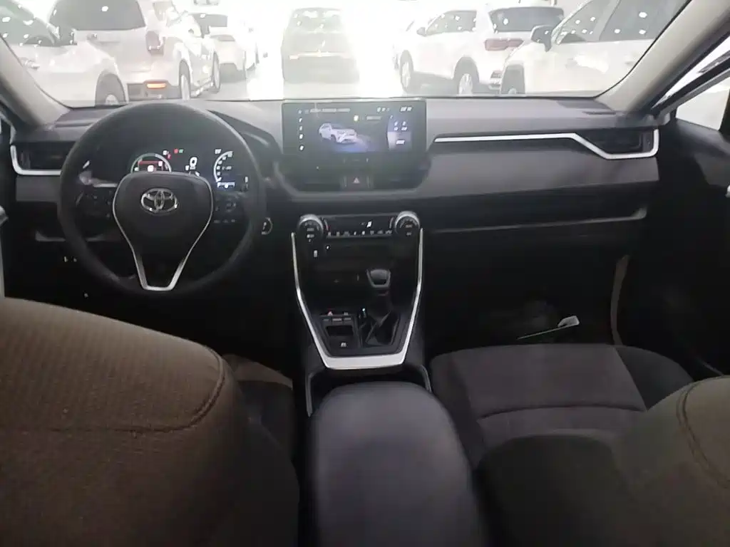 Toyota RAV4 2023 — фото 10