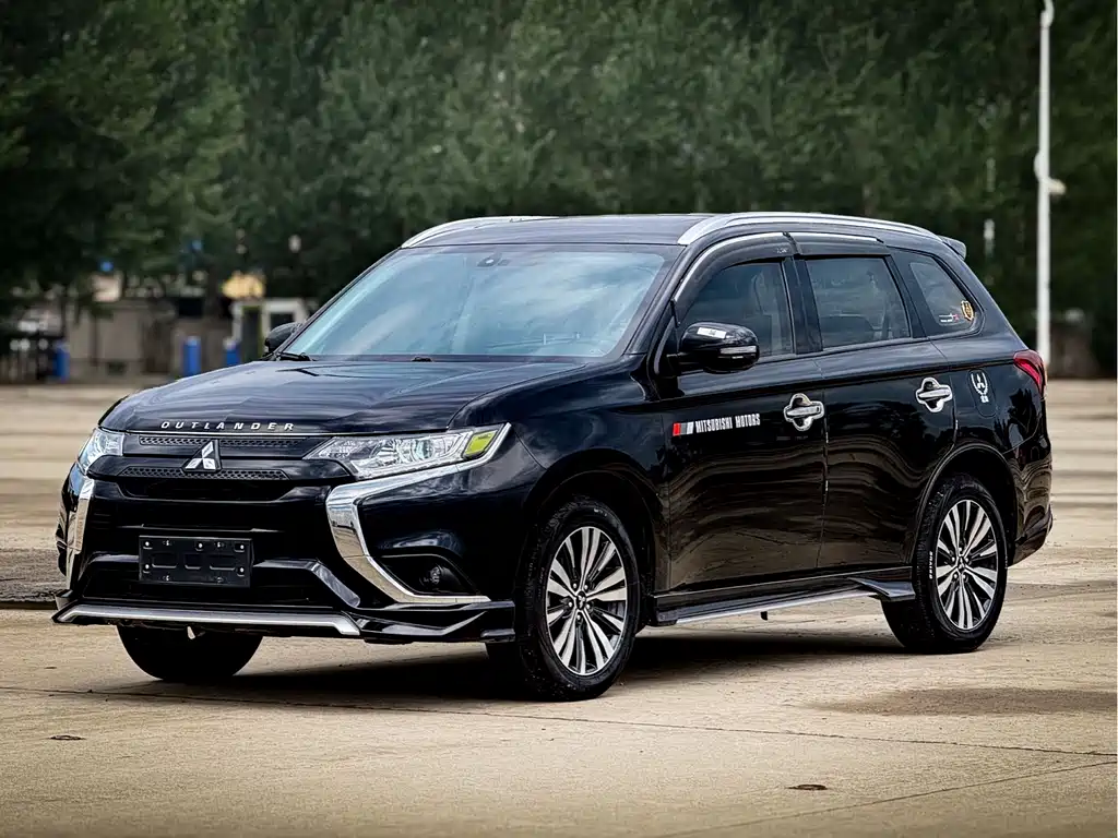 Mitsubishi Outlander 2022 — фото 1
