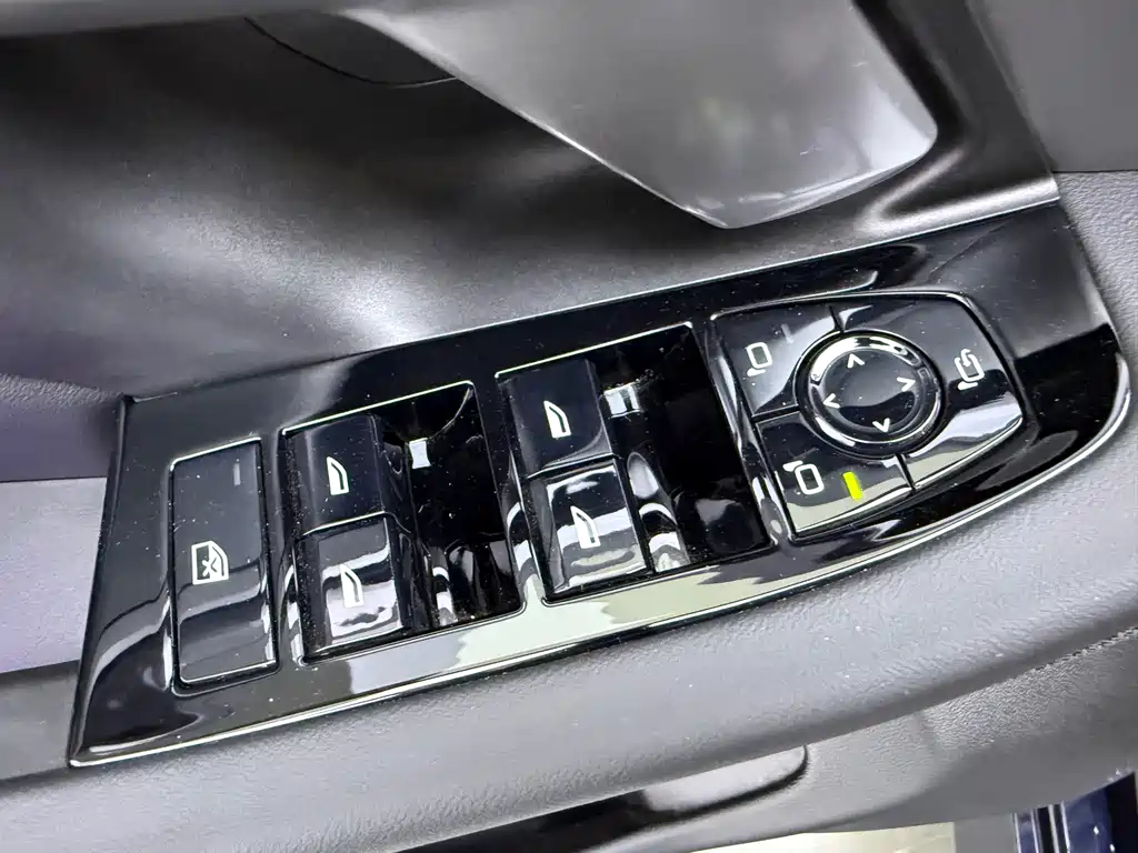 BMW 5 Series 2025 — фото 18