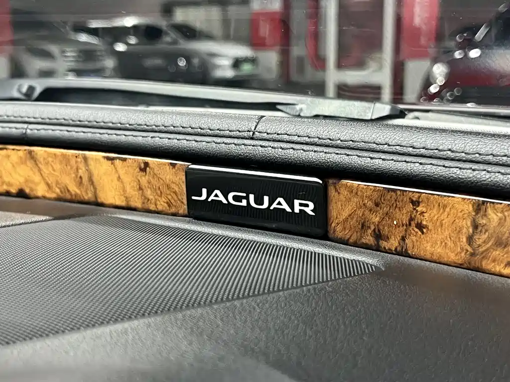 Jaguar XJ 2015 — фото 29