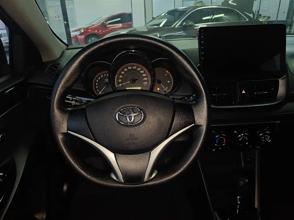 Toyota Yaris L 2020 — фото 11