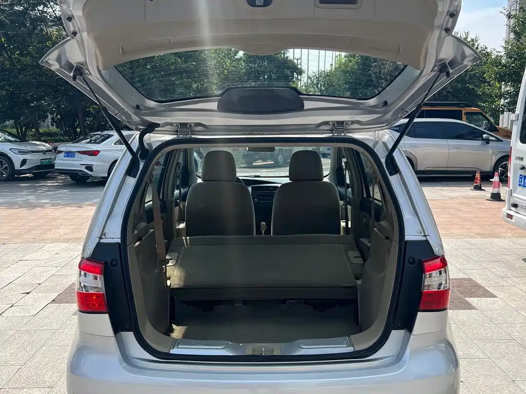 Nissan Livina 2017 — фото 14