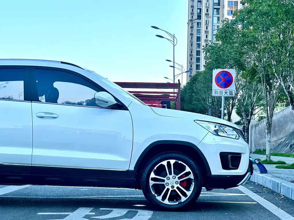 BAIC Shenbao X35 2016 — фото 12