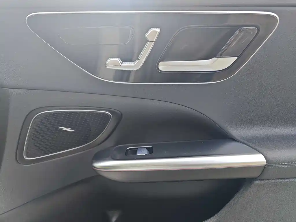 Mercedes-Benz C-Class 2025 — фото 12