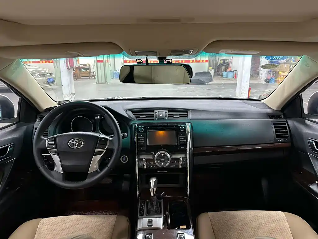 Toyota Reiz 2014
