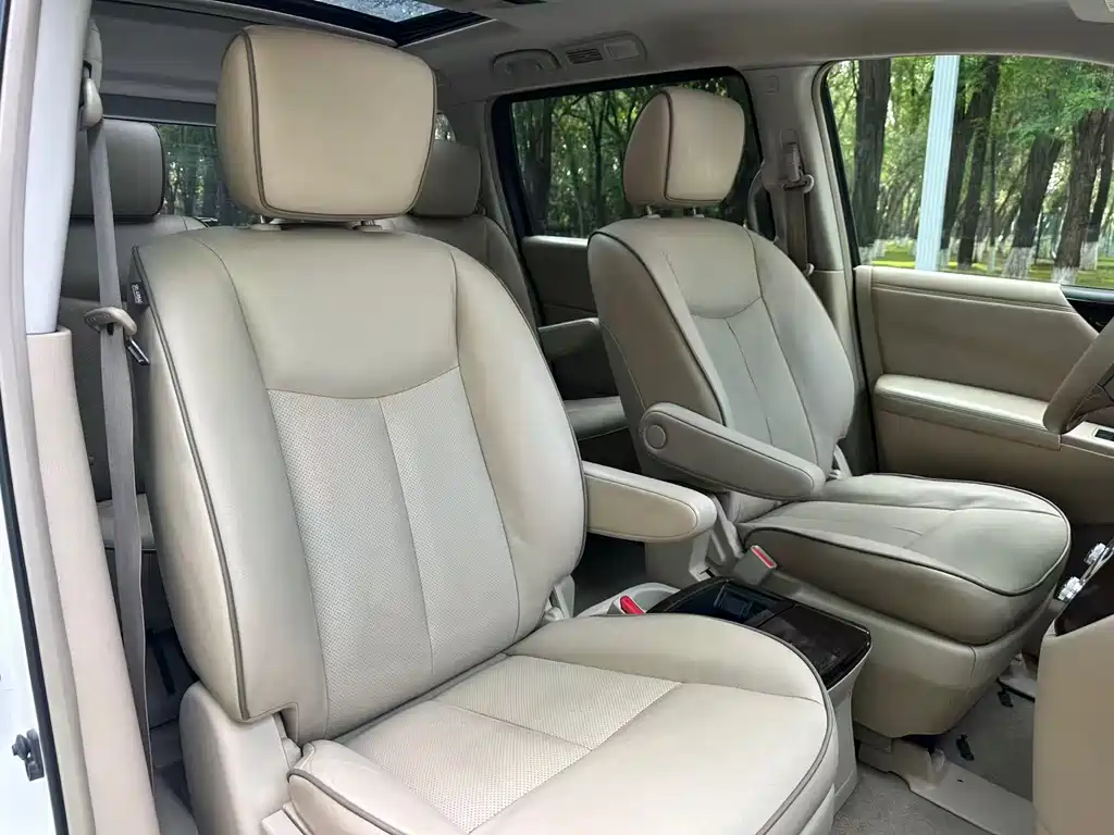 Nissan Quest 2016 — фото 11