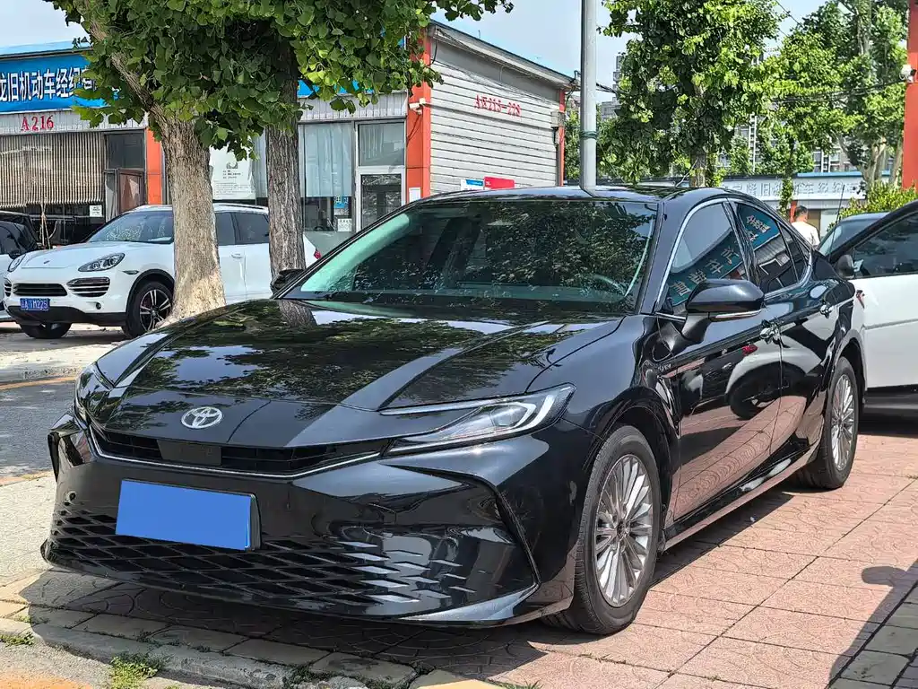Toyota Camry 2025 — фото 1