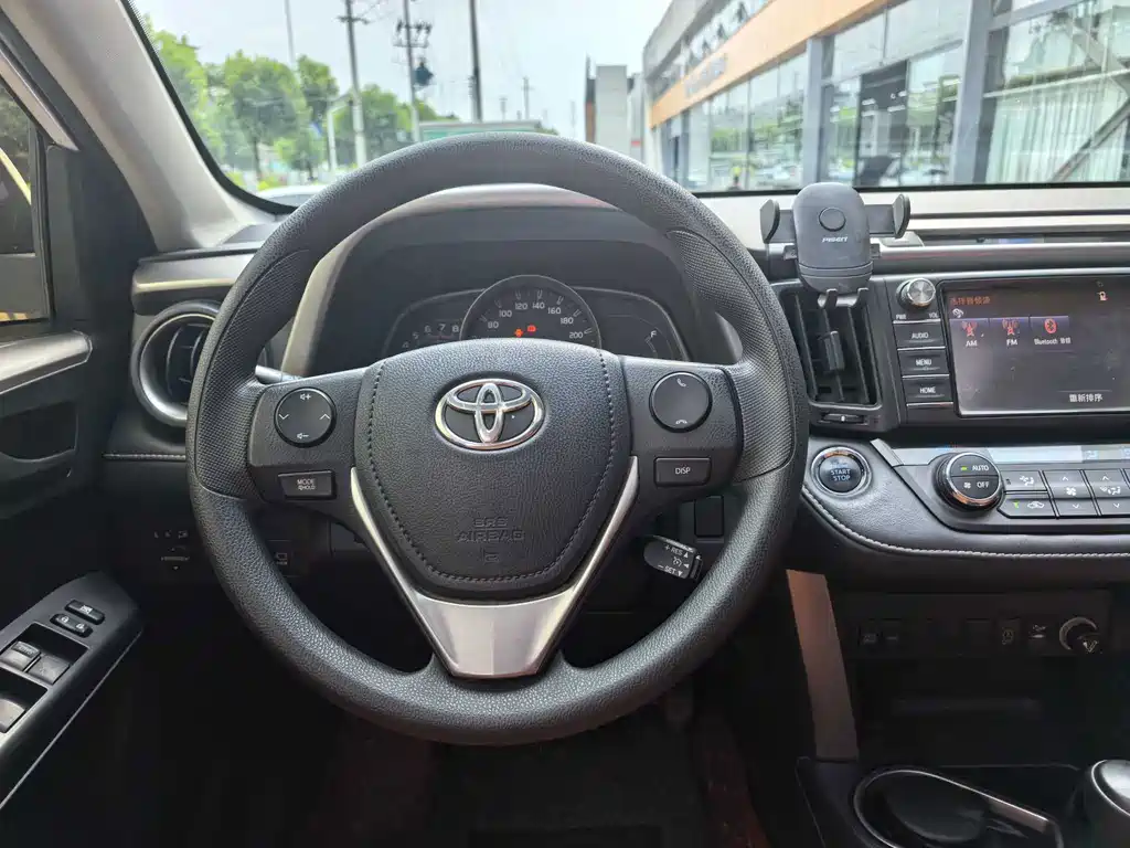 Toyota RAV4 2017 — фото 8