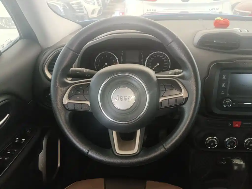 Jeep Renegade 2017 — фото 11