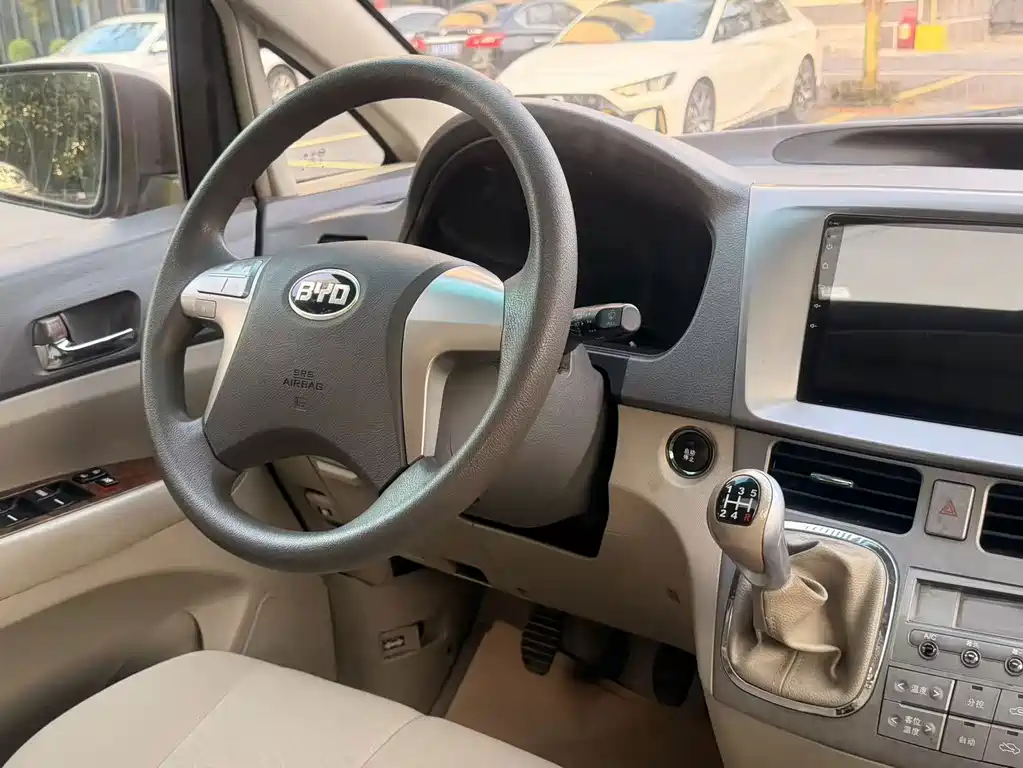 BYD M6 2015 — фото 19