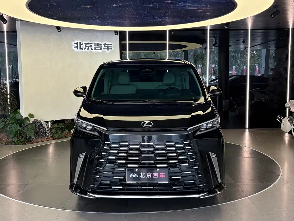 Lexus LM 2026