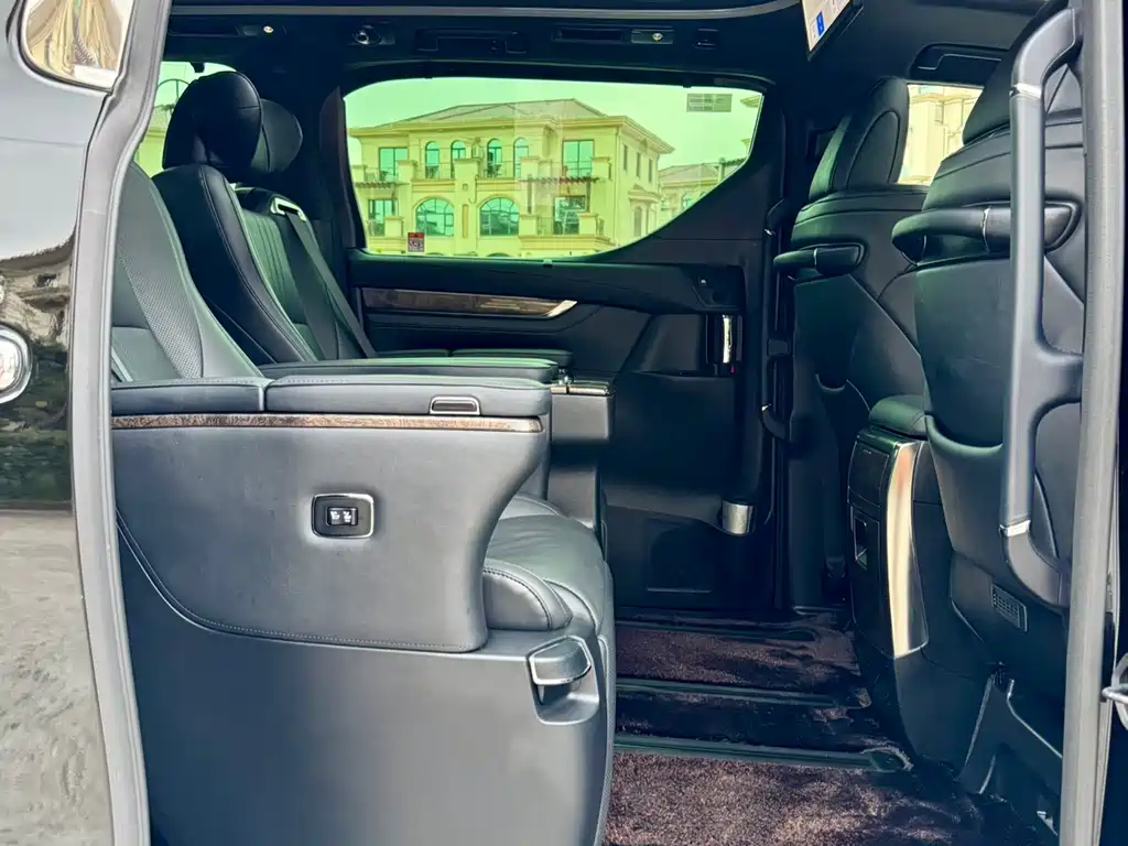 Toyota Vellfire 2023 — фото 15