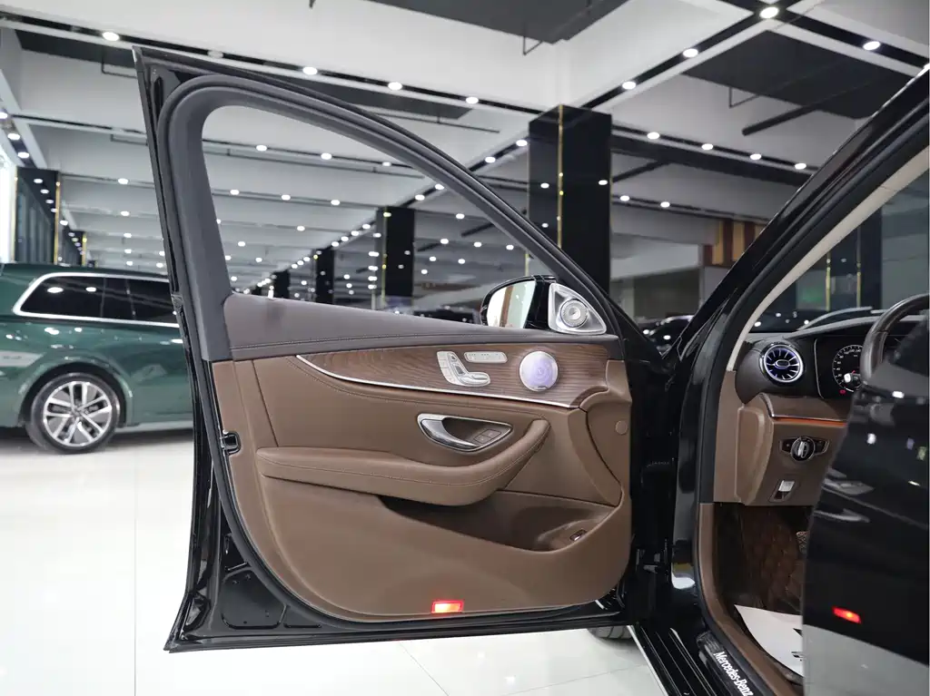 Mercedes-Benz E-Class 2023 — фото 6