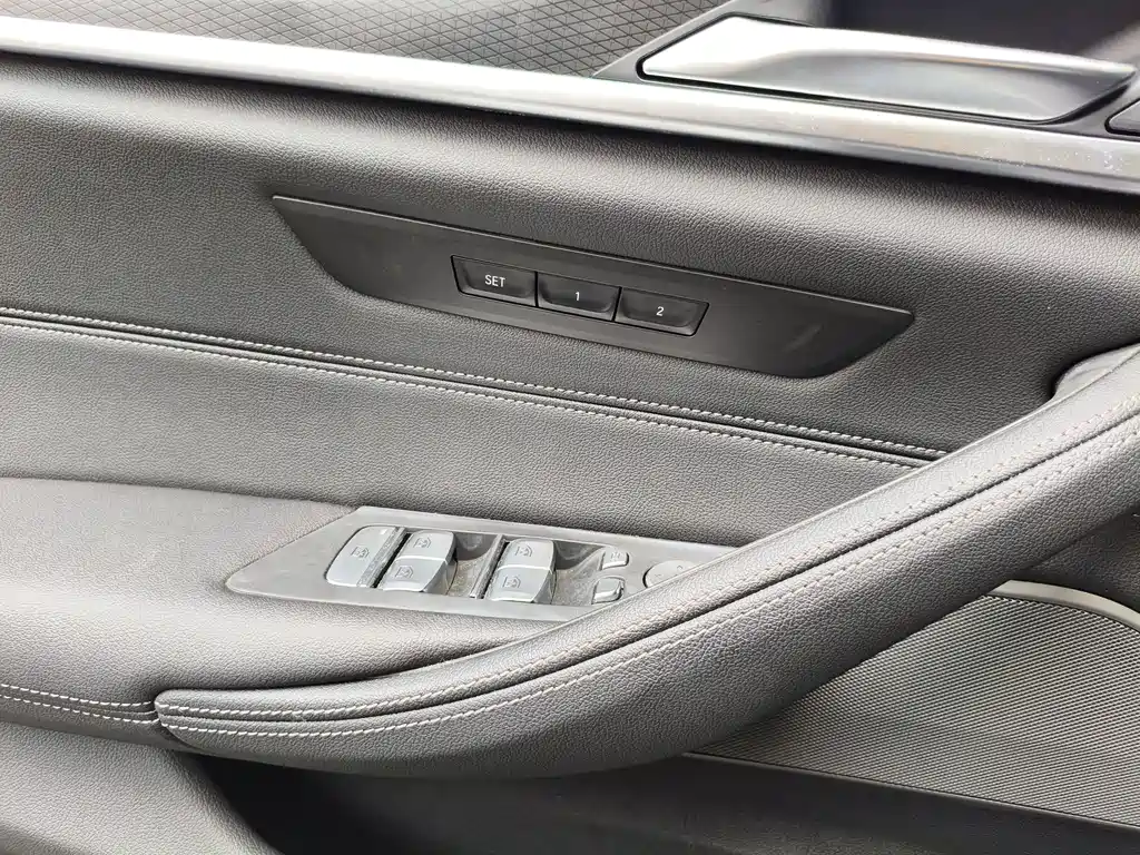 BMW 5 Series 2023 — фото 19