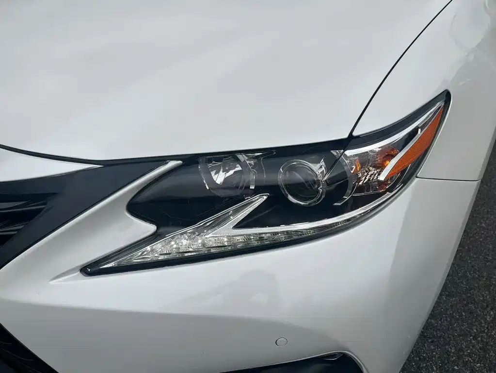 Lexus ES 2018 — фото 17