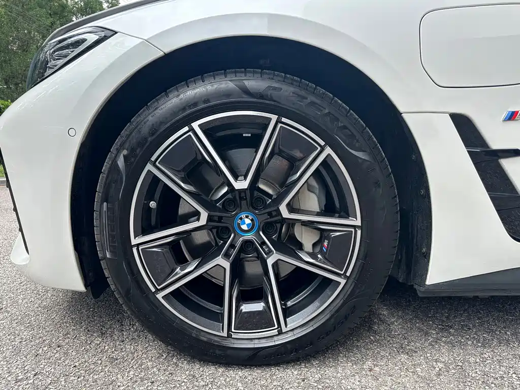 BMW i4 2025 — фото 18
