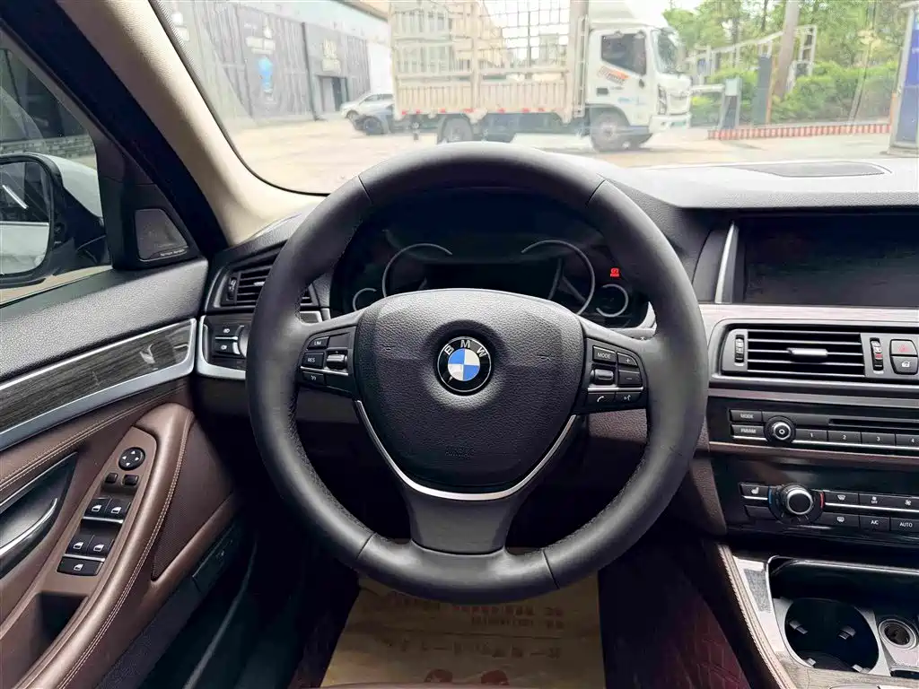 BMW 5 Series 2017 — фото 14