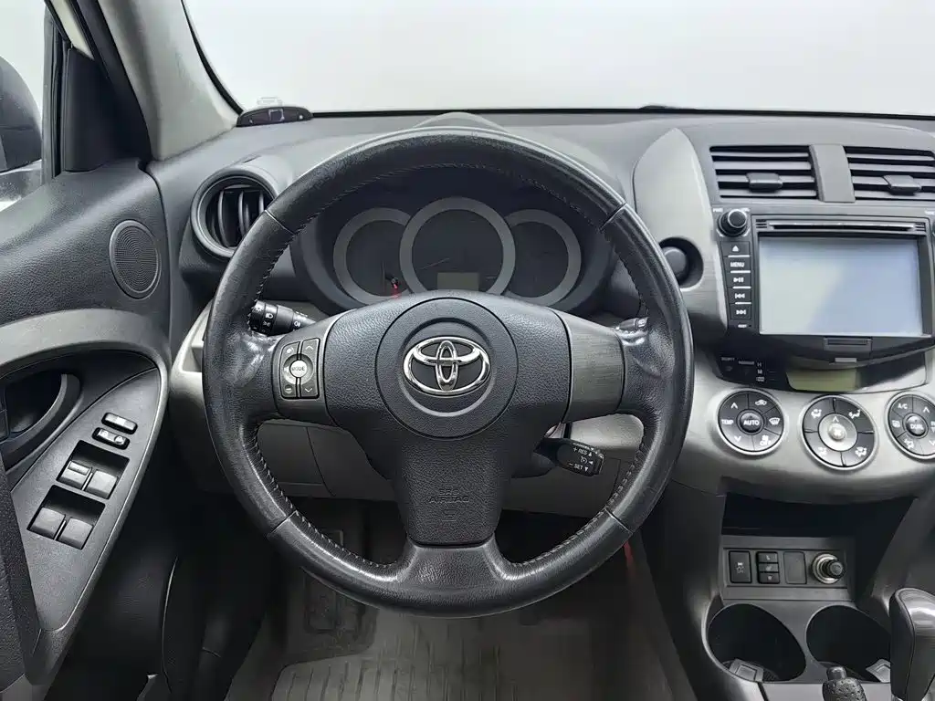 Toyota RAV4 2010 — фото 11