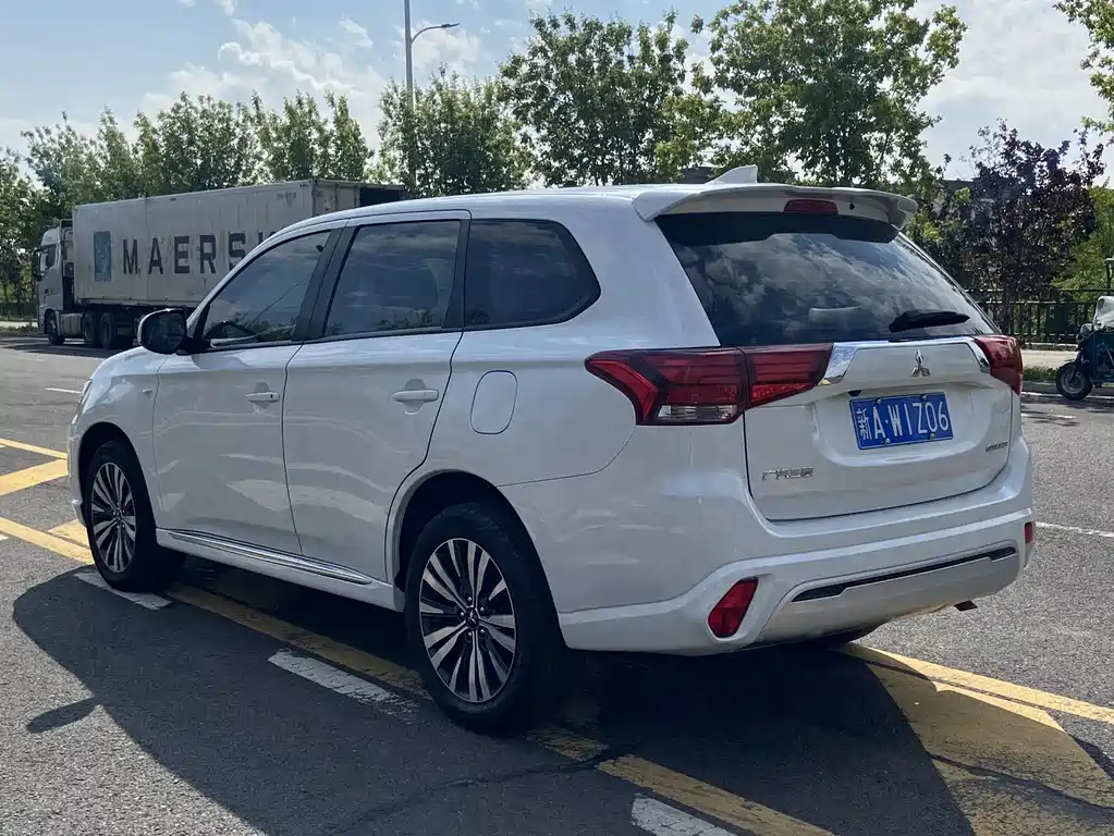 Mitsubishi Outlander 2022 — фото 17