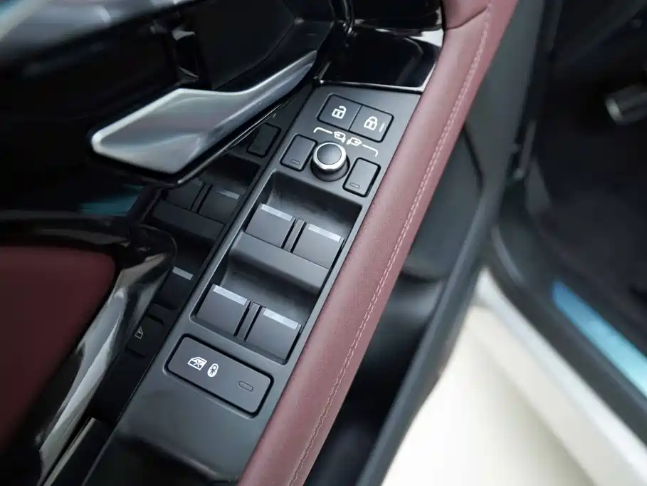 Land Rover Range Rover Evoque 2023 — фото 11