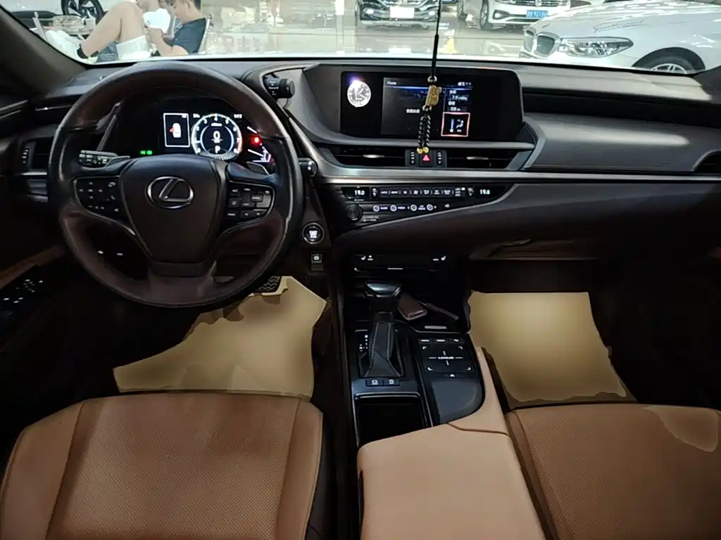 Lexus ES 2020 — фото 10