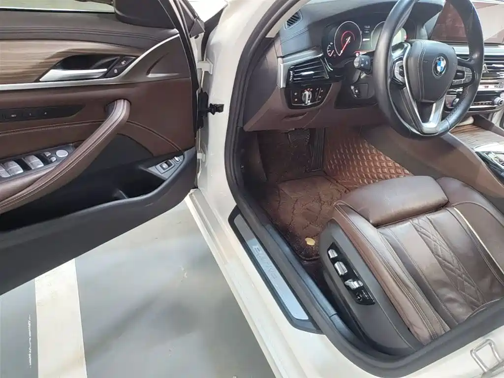 BMW 5 Series New Energy 2018 — фото 16
