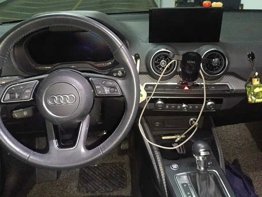 Audi Q2L E-Tron 2020 — фото 12
