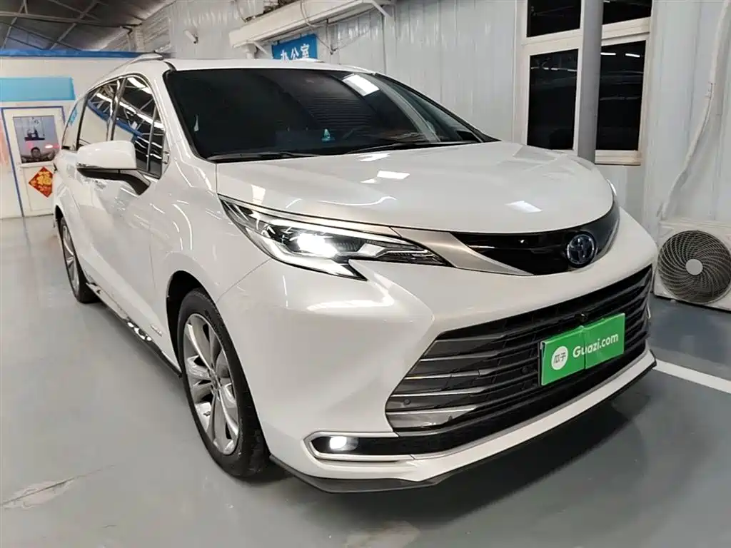Toyota Sienna 2023 — фото 4
