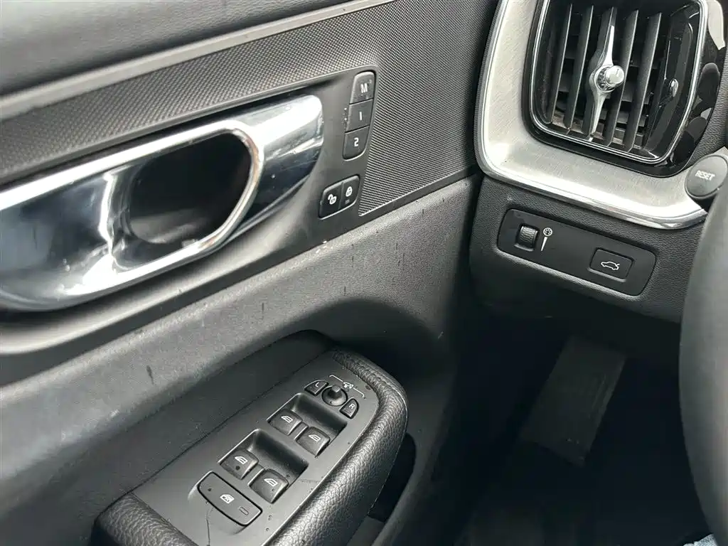 Volvo XC60 2019 — фото 24