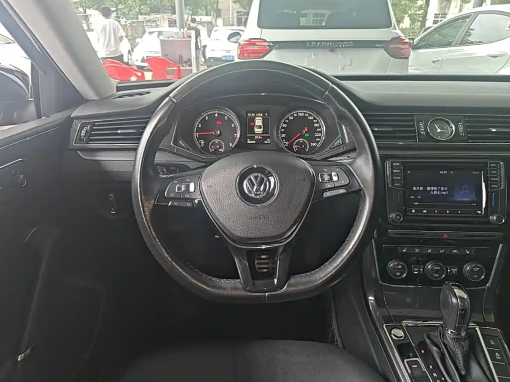 Volkswagen Passat 2017 — фото 11