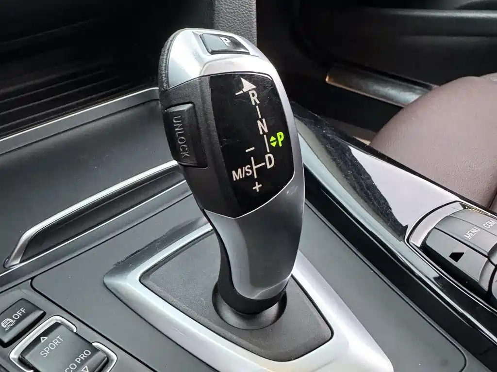 BMW 3 Series 2018 — фото 14