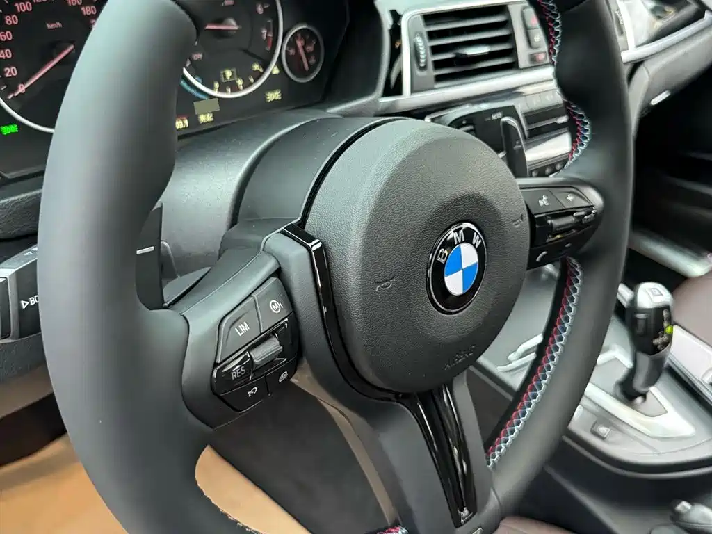 BMW 3 Series 2018 — фото 12