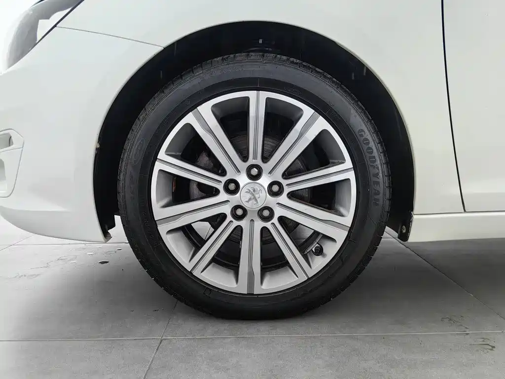 Peugeot 408 2016 — фото 17