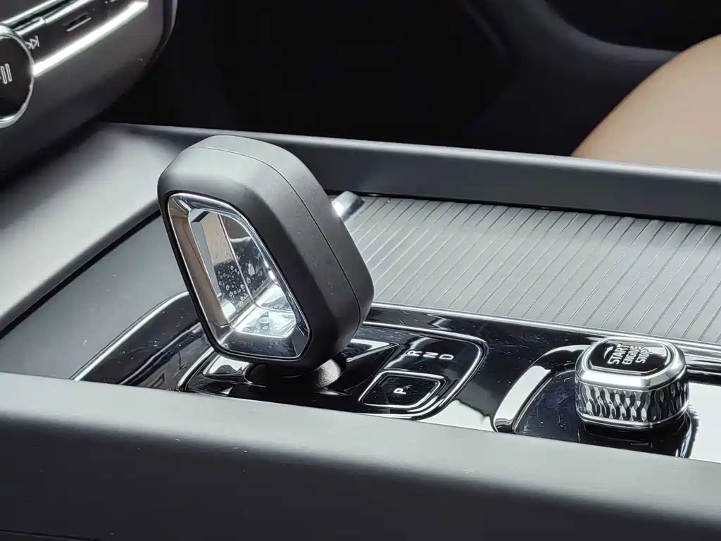 Volvo XC60 2022 — фото 8