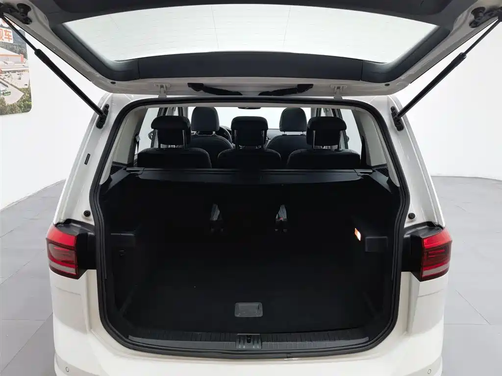 Volkswagen Touran 2017 — фото 16