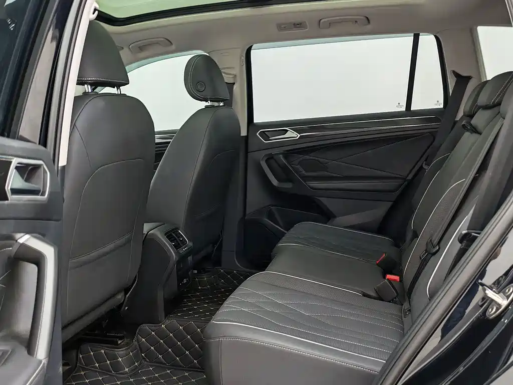 Volkswagen Tiguan L 2023 — фото 11