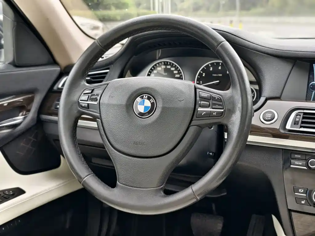 BMW 7 Series 2012 — фото 20