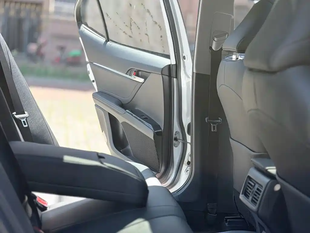 Toyota Camry 2019 — фото 17