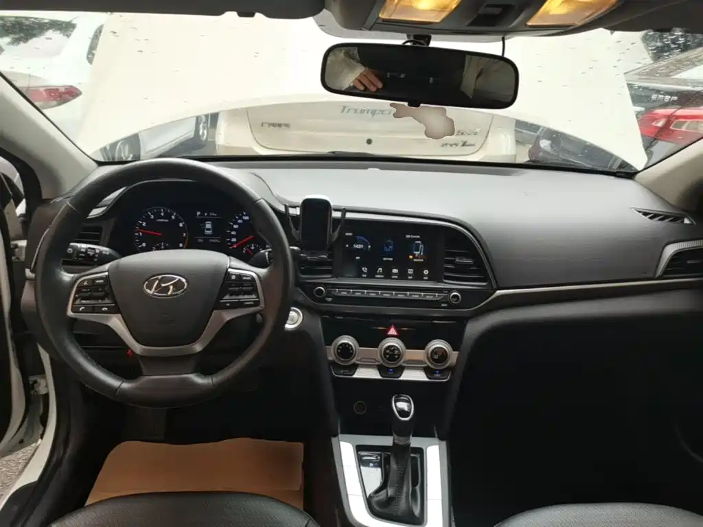 Hyundai Elantra 2019 — фото 10